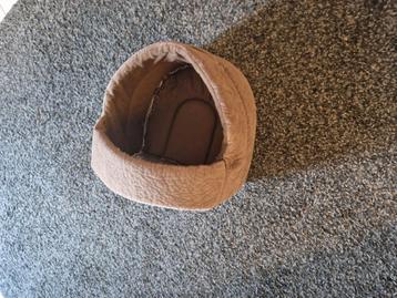 Gratis katten mandje. Kleur is donkerbruin. beschikbaar voor biedingen