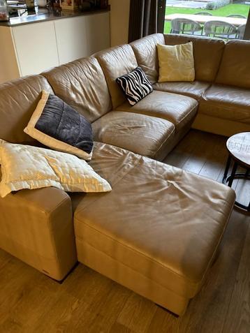 Lederen  hoeksalon beschikbaar voor biedingen