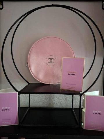 Chanel tasje met bijhorende staaltjes  beschikbaar voor biedingen