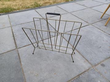 Vintage krantenhouder lectuurbak draadstaal beschikbaar voor biedingen