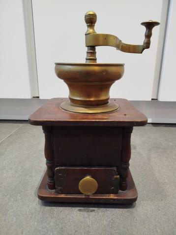 Zeer oude antieke vintage handmatige koffiemolen beschikbaar voor biedingen