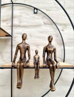 Brons beeld van vrouw en man met kind, Ophalen, Brons