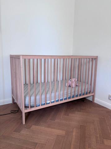 Ikea SNIGLAR babybed + commode (als set) – Brussel (1060) beschikbaar voor biedingen