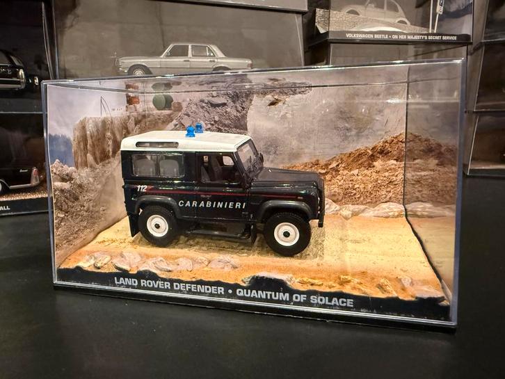 Land Rover Defender - James Bond, Hobby en Vrije tijd, Modelauto's | 1:43, Gebruikt, Auto, Universal Hobbies, Ophalen of Verzenden