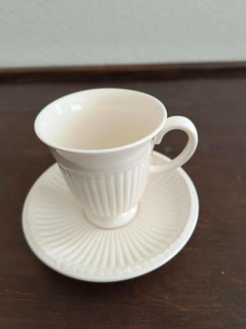 Wedgwood Edme Plain. 4 koffie chocolade kopjes + schotel beschikbaar voor biedingen