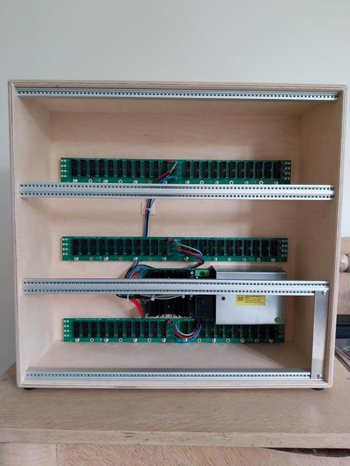 Eurorack powered Doepfer case & patch cables, Muziek en Instrumenten, Soundmodules, Zo goed als nieuw, Ophalen of Verzenden