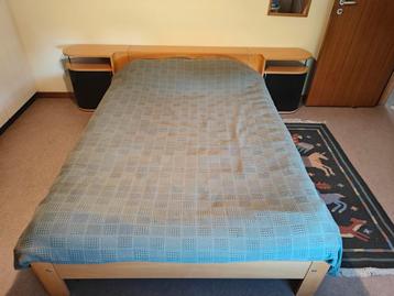 2 persoonsbed incl achterwand met nachttafels en incl matras beschikbaar voor biedingen