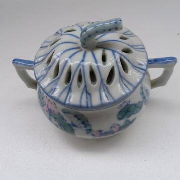 Chinees vintagepotje met opengewerkt deksel.  disponible aux enchères