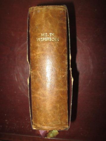 oud mis en vespers boek in box beschikbaar voor biedingen