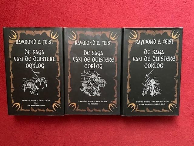 RAYMOND FEIST DE SAGA VAN DE DUISTERE OORLOG DE COMPLETE TRI, Boeken, Fantasy, Ophalen of Verzenden