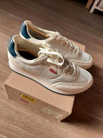 schoenen sneakers heren maat 42cm levi.s, nieuw in doos !!. beschikbaar voor biedingen