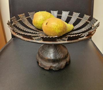 Fruitschaal metaal met houten voet beschikbaar voor biedingen
