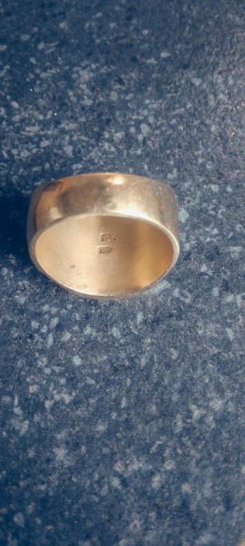 Mooie ring merkje staan erin 750 onderandere  beschikbaar voor biedingen