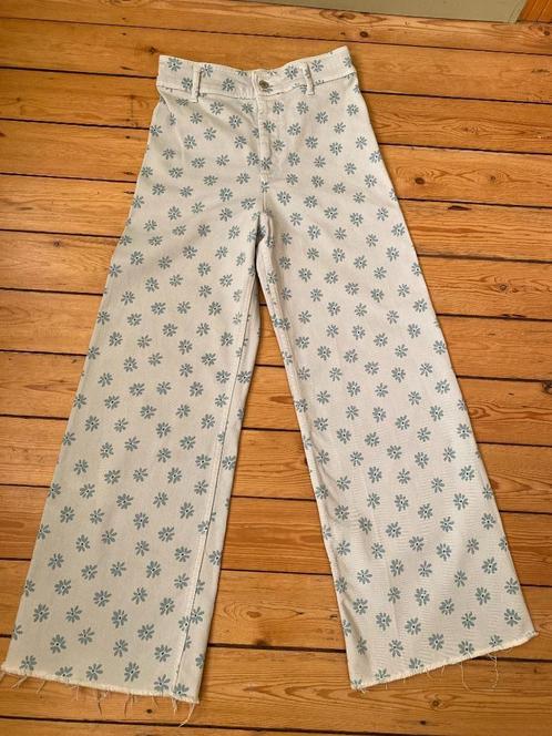 Lichtblauwe, als nieuwe broek ZARA, maat 38, met bloemetjes, Kleding | Dames, Broeken en Pantalons, Zo goed als nieuw, Maat 38/40 (M)