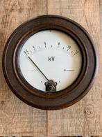 Oude voltmeter met een diameter van 26 cm