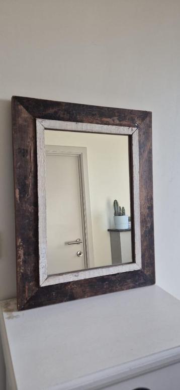 Spiegel met houten kader beschikbaar voor biedingen