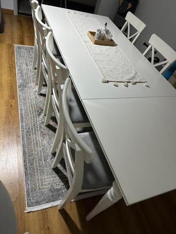 Ikea Tafel met stoelen beschikbaar voor biedingen