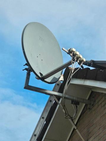 Schotelantenne Triax met 4 lnb koppen, Enlèvement, Utilisé, Antenne (parabolique), Autres marques