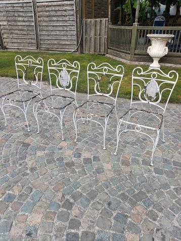 4 smeedijzeren tuinstoelen ( met werk aan)( kleine prijs) beschikbaar voor biedingen