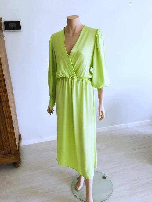 SENES -Opvallend limegroen kleed – fris, vrouwelijk en st, Kleding | Dames, Jurken, Zo goed als nieuw, Maat 38/40 (M), Groen, Onder de knie