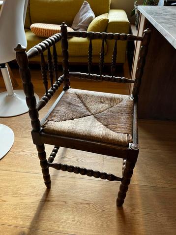 Antieke stoel beschikbaar voor biedingen