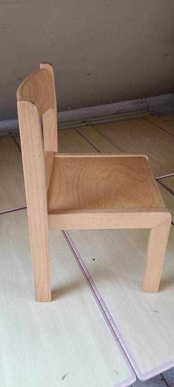 schoolmeubilair - kleuter - houten stoel en houten tafels beschikbaar voor biedingen