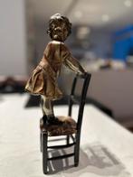 Meisje staande op stoel, Ophalen of Verzenden, Zo goed als nieuw