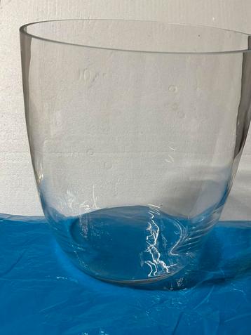 Grote, doorschijnende vaas, h. 25 cm, dik glas beschikbaar voor biedingen