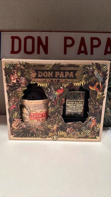 Don Papa met speelkaarten. beschikbaar voor biedingen