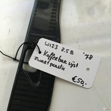 Mercedes W123 1978 Kofferbaklijst Plastic boven slot zie fot beschikbaar voor biedingen