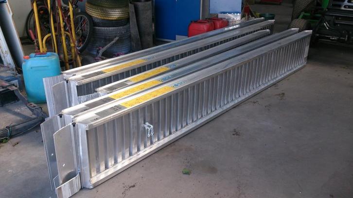 Rampes de chargement en ALU 3,5 M  4400 KG., Zakelijke goederen, Machines en Bouw | Kranen en Graafmachines, Graafmachine, Ophalen
