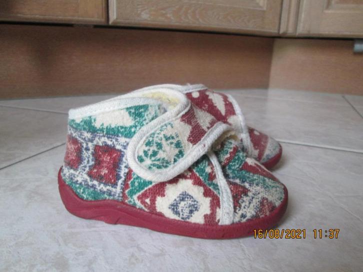 Pantoufles multicolores fourrées pour enfant P : 22 ou 5,5, Kinderen en Baby's, Kinderkleding | Schoenen en Sokken, Zo goed als nieuw