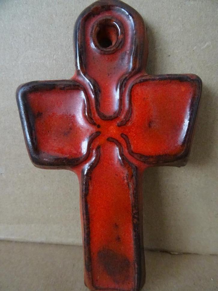 Crucifix en faïence style art déco croix murale 12cm 1970, Collections, Religion, Comme neuf, Christianisme | Catholique, Autres types