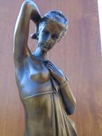 une femme un sein nue + corps drapé en bronze signé, Enlèvement, Bronze