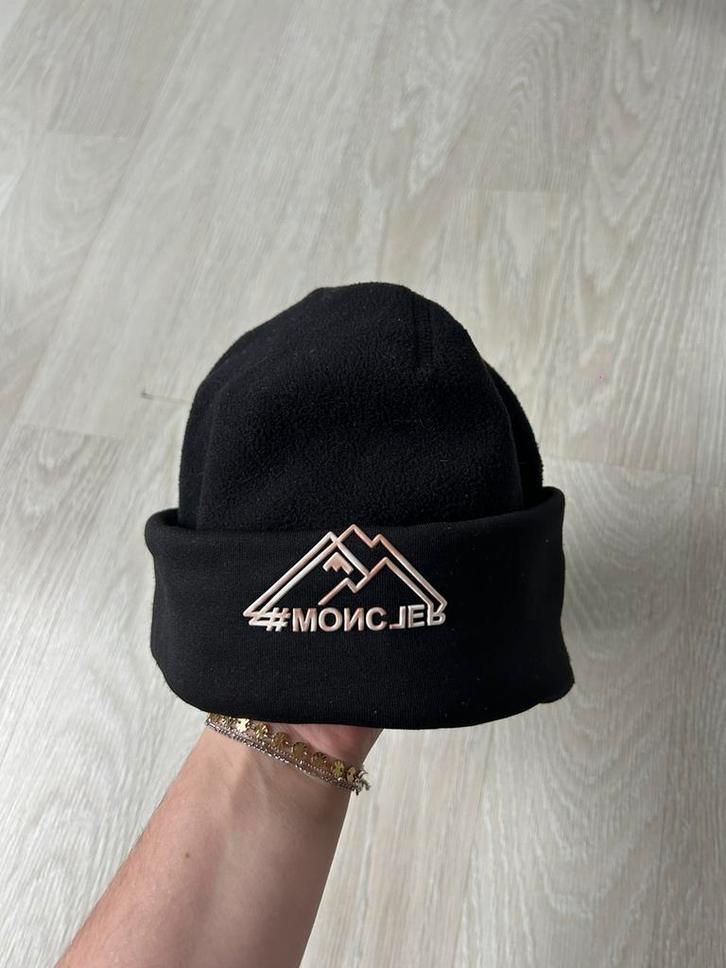 Super leuke zwarte muts van Moncler, Kleding | Heren, Mutsen, Sjaals en Handschoenen, Zo goed als nieuw, Muts, Maat 46 (S) of kleiner