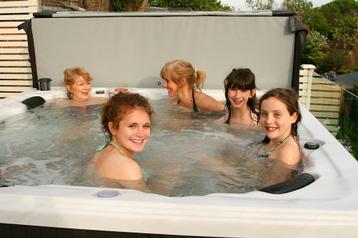  nieuwe jacuzzi voor 5 personen aan €4999 ipv €8999💦promo beschikbaar voor biedingen