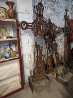 Grande croix ancienne en fonte socle en pierre, Enlèvement, Pierre