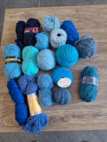 Diverse blauwe wol (resten en nieuw) beschikbaar voor biedingen