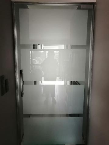 Glazen deur met vloerpomp