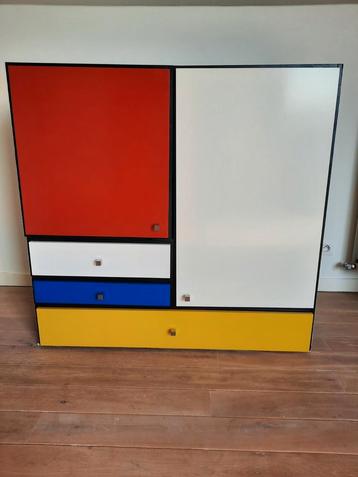 Mondriaan kast beschikbaar voor biedingen