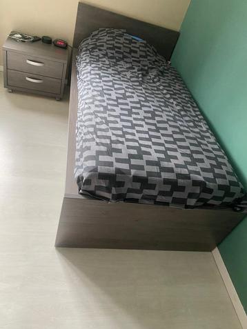 Jongens slaapkamer - bed en bureau beschikbaar voor biedingen