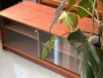 Vintage teakhouten tv-meubel beschikbaar voor biedingen