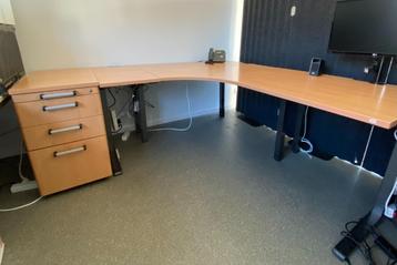 Ruim houten hoekbureau met ladeblok (goede staat) beschikbaar voor biedingen