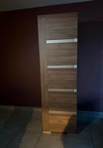 Hoge moderne opbergkast in warme houtlook., Huis en Inrichting, Kasten | Ladekasten, Ophalen, 5 laden of meer, 200 cm of meer