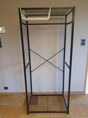 Robuust sterk kledingrek met zware stoffen cover beschikbaar voor biedingen