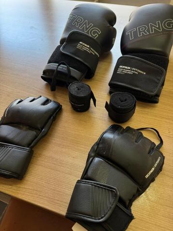 Bokshandschoenen en bandages beschikbaar voor biedingen