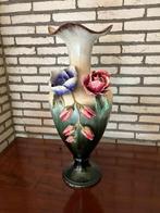 Geglazuurde aardewerk vaas gedecoreerd met bloemen, Ophalen