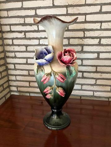 Geglazuurde aardewerk vaas gedecoreerd met bloemen beschikbaar voor biedingen