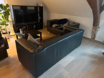 GRATIS - Set 2 donkergrijze/ zwarte leren zetels beschikbaar voor biedingen