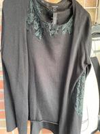 Speciaal  Twinset in zwarte tricot met versiering in kant ., Ophalen, Zo goed als nieuw